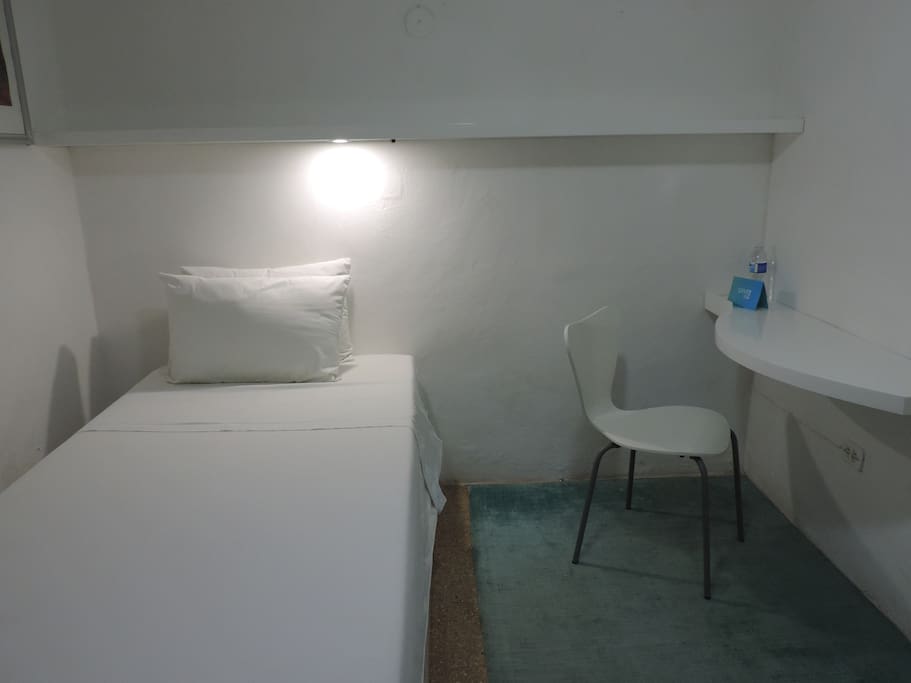 Night light and work space / Luz de noche y escritorio