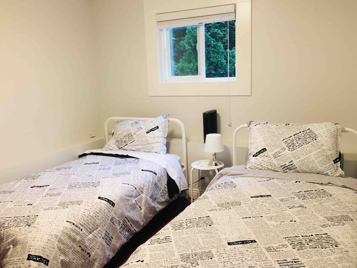 חדר שינה עם שתי מיטות זוגיות/מיטת יחיד