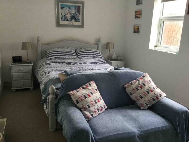 Kingsize bed, wifi, sofa, tv (freeview), dvd player, wardrobe, quiet space