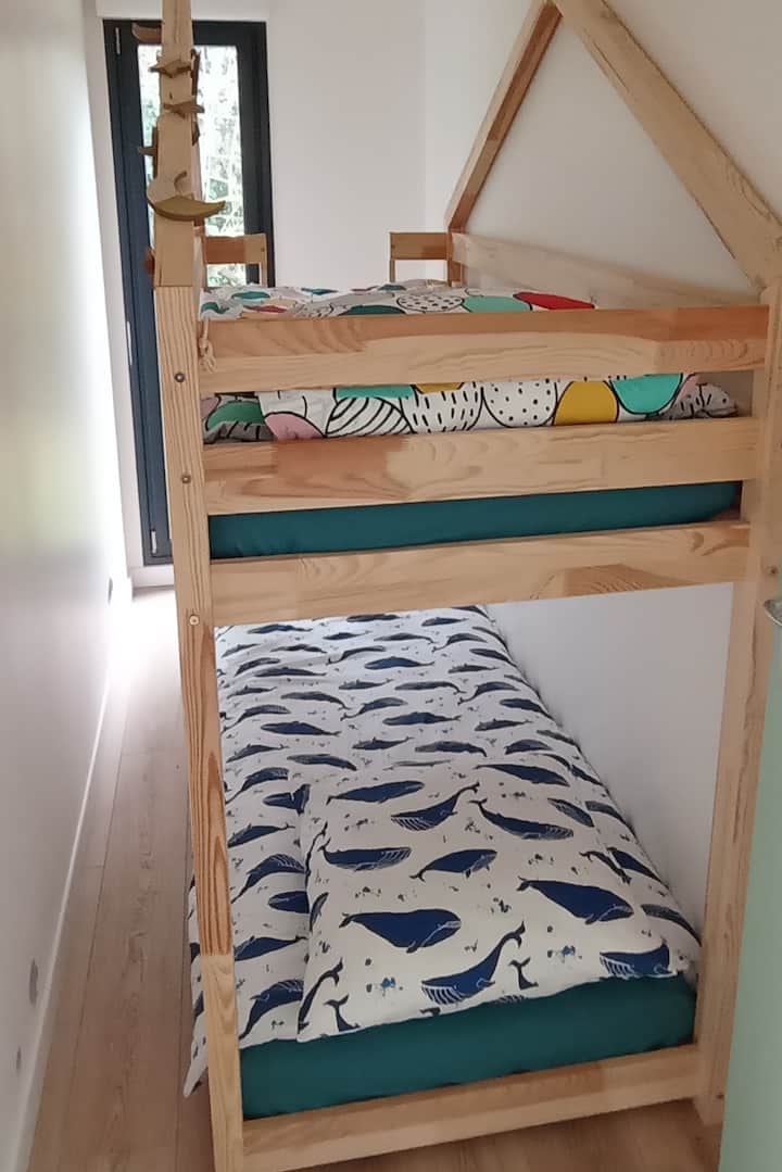 mala dječja soba s krevetom u brvnari, 2 kreveta veličine 80 cm x 190 cm 
Gornji krevet: najviše 60 kg 
Donji krevet 90 kg 