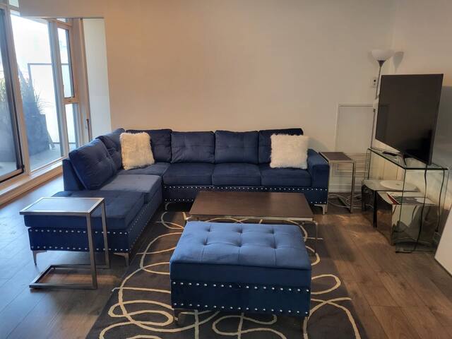 luxurious 3 BR. Apt – Downtown Toronto. gallery image 2