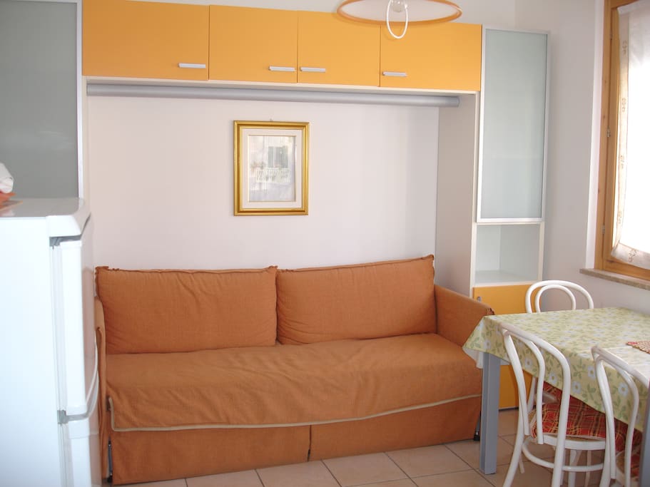 c.v. Lalla soggiorno:divano letto