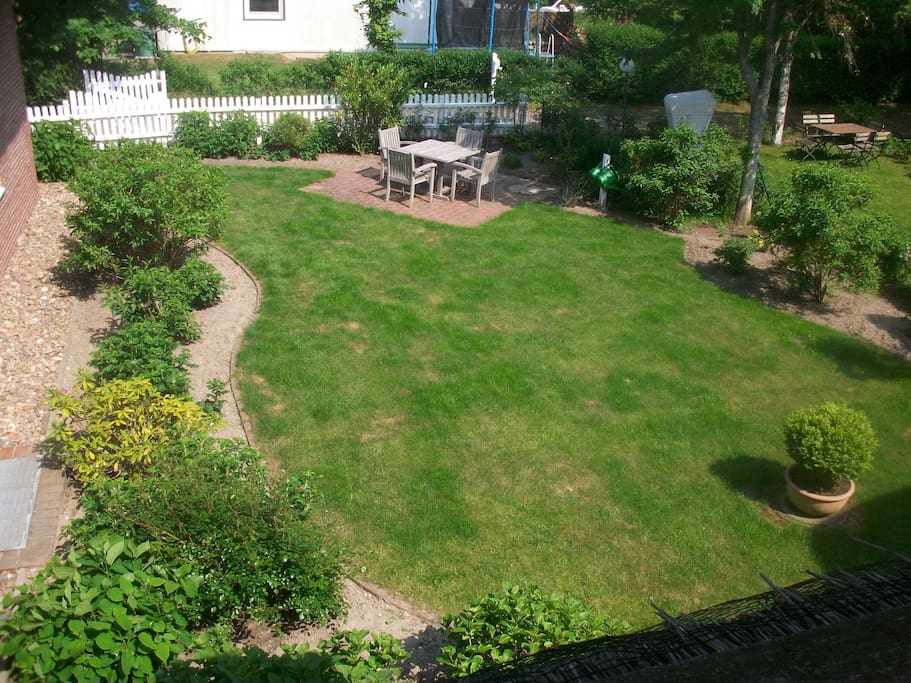 Blick vom Wohnzimmerfenster in den Garten