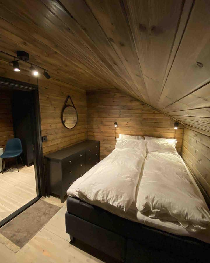 Spálňa 1, nová manželská posteľ s kvalitnými, kvalitnými matracami. Toto je dobrý spánok! Komody a háčiky na uloženie oblečenia.