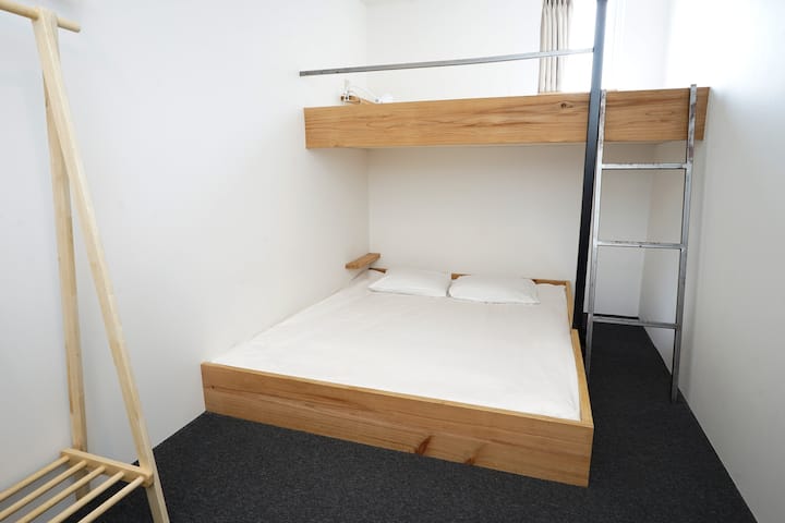 サンチャゴゲストハウス広島 ダブルルーム 二段ベッド付 共用バスルーム Naka Ku Hiroshima Shi 日本 Airbnb Airbnb