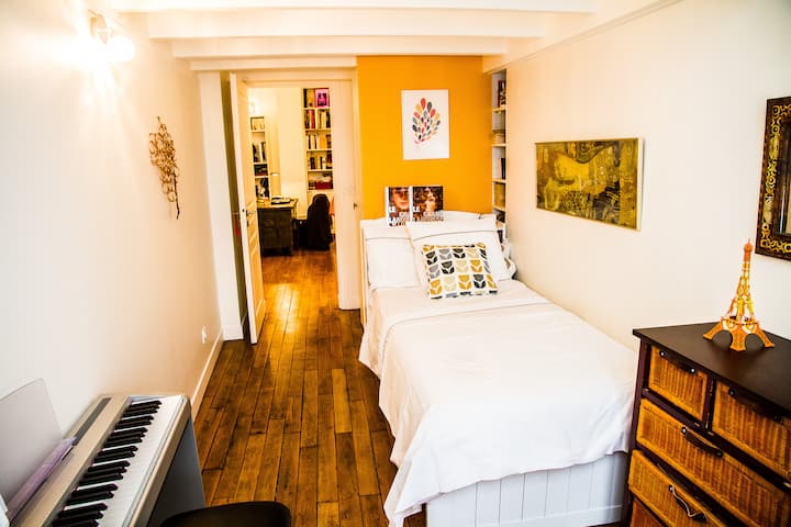 Cette chambre pour enfants accueille un lit simple assez confortable pour accueillir un adulte.