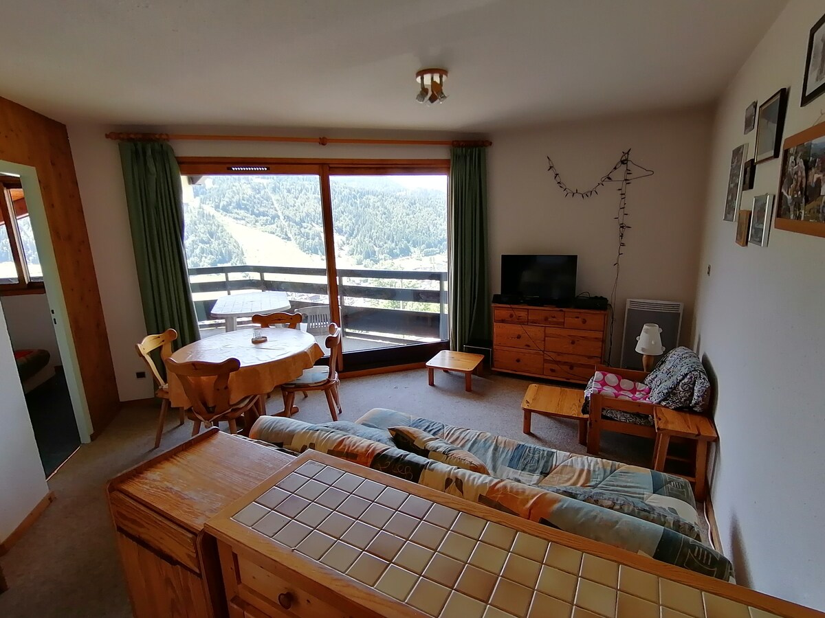 La sala de estar con sofá cama tiene vistas a Morzine. 