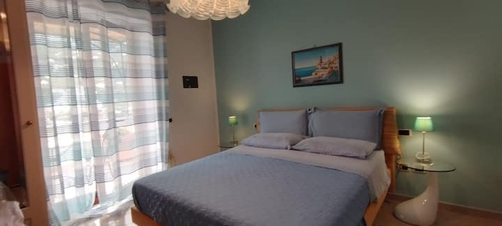 ห้องนอนพร้อม Wi-Fi และเครื่องปรับอากาศพร้อมห้องน้ำในตัวจากห้องพักคุณจะเข้าถึงระเบียงพาโนรามาของอพาร์ทเมนท์และลานบ้านที่มีเก้าอี้บนดาดฟ้าและร่ม