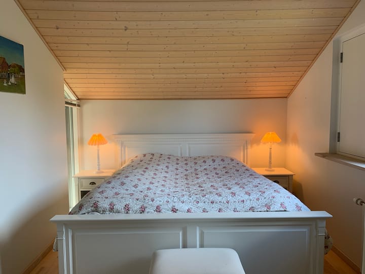 Bedroom with elevator bed