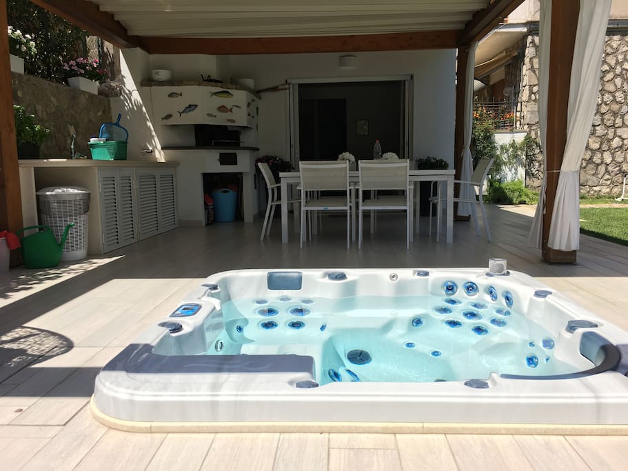 Patio esterno con mini spa, barbecue e forno pizza (su richiesta)