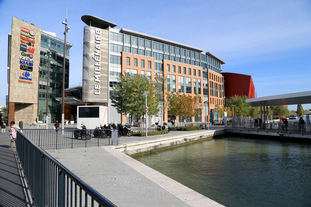A proximité du centre commercial le Millénaire.