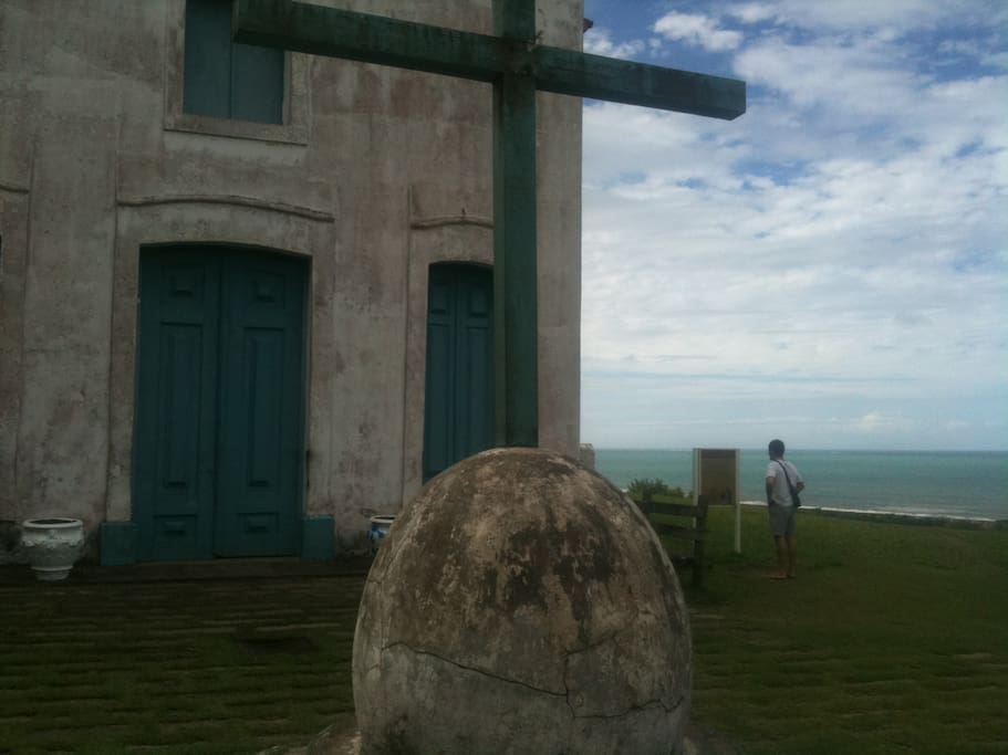 A casa fica a poucos passos da Igreja Nossa Senhora da Conceição, na Cidade Alta (Quadrado) de Cabrália.