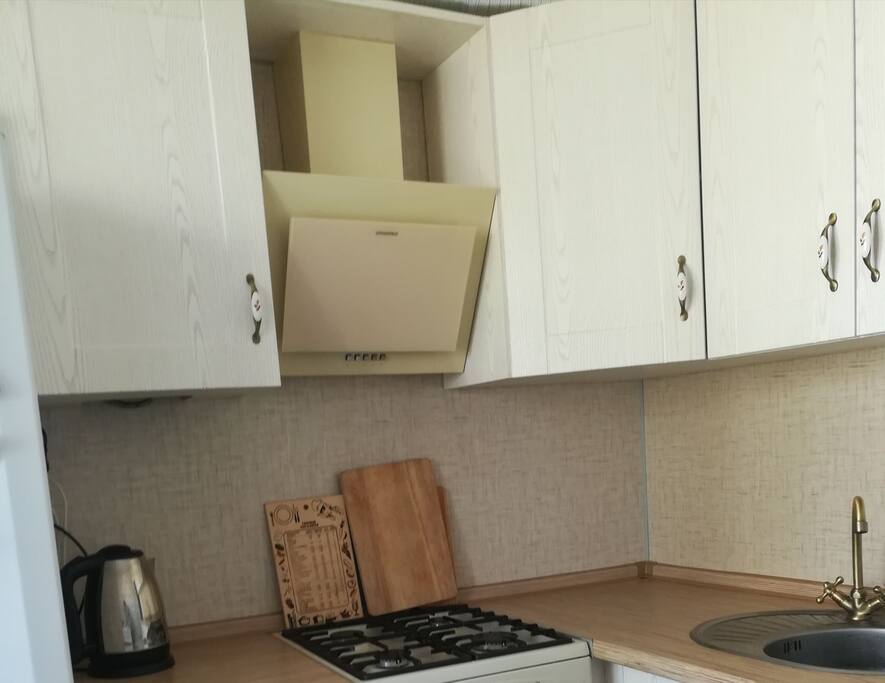 + кухонный кран, раковина, посуда в шкафу, тарелки, чашки, бокалы для вина