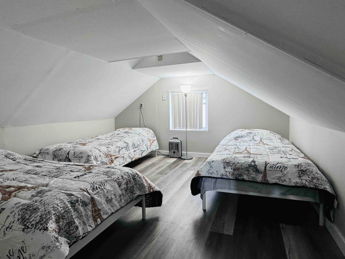 Ბონუს-ოთახი 3 ორადგილიანი საწოლით