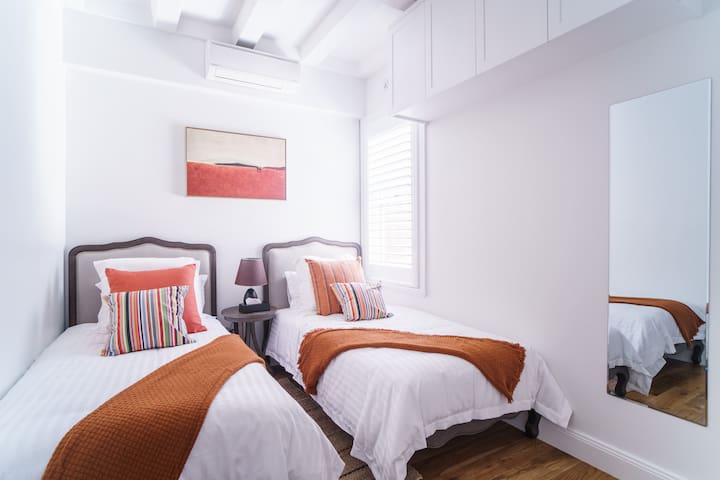 Water Front 6 Bedroom Cosy 2 Units The Rocks #1-2 gallery image 5