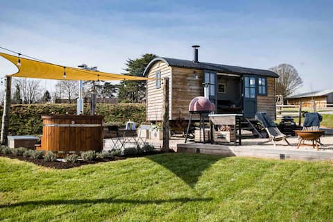 Luxury Shepherd’s Hut Retreat & Hot Tub - Somerset