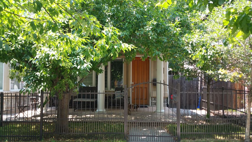 Beautiful and Elegant (3-br) Home in Cherry Creek