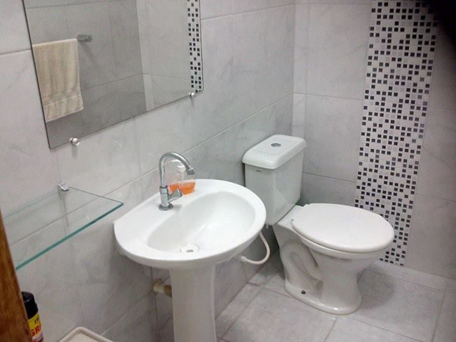 Banho Suíte com chuveiro thermo system e box de vidro