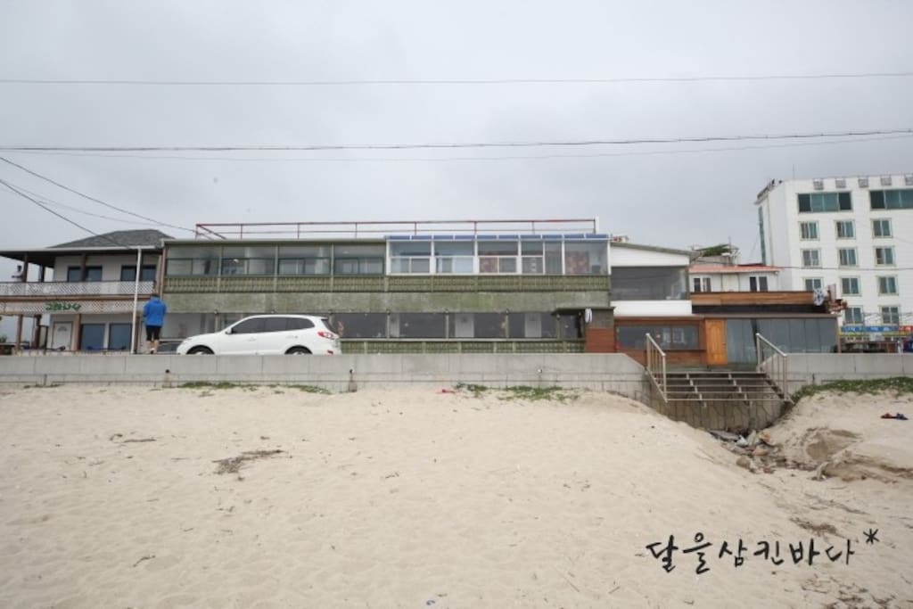 You can enjoy swimming in front of the accommodation. 숙소 앞에서 해수욕을 즐길 수 있습니다.