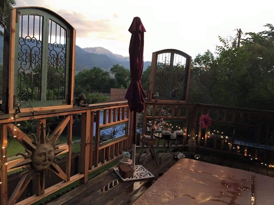 Incredible views...15 blocks from Garden of the Gods