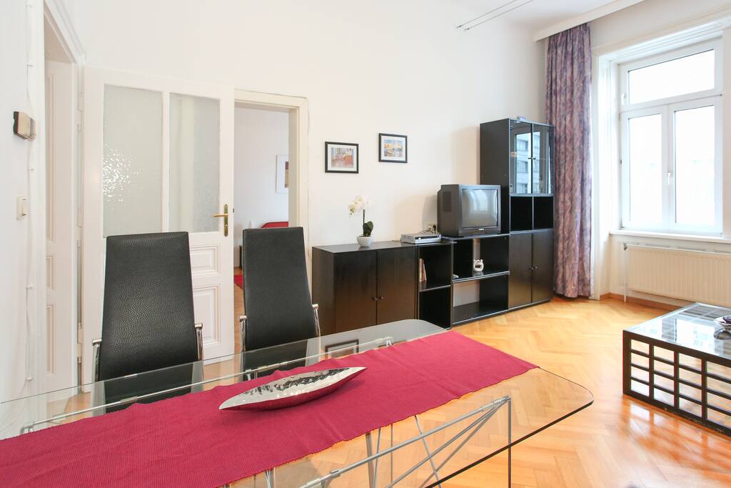 Wohnzimmer mit Esstisch