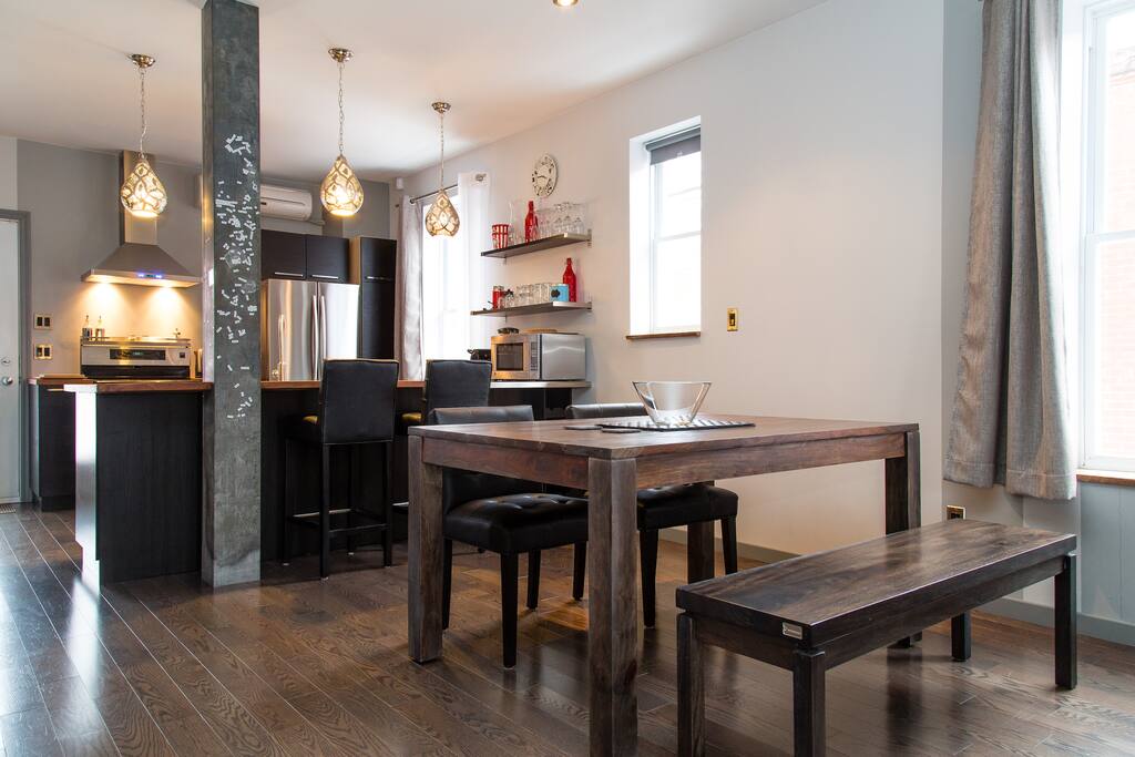 Espace salon ouvert et lumineux / Open dining space with lots of daylight