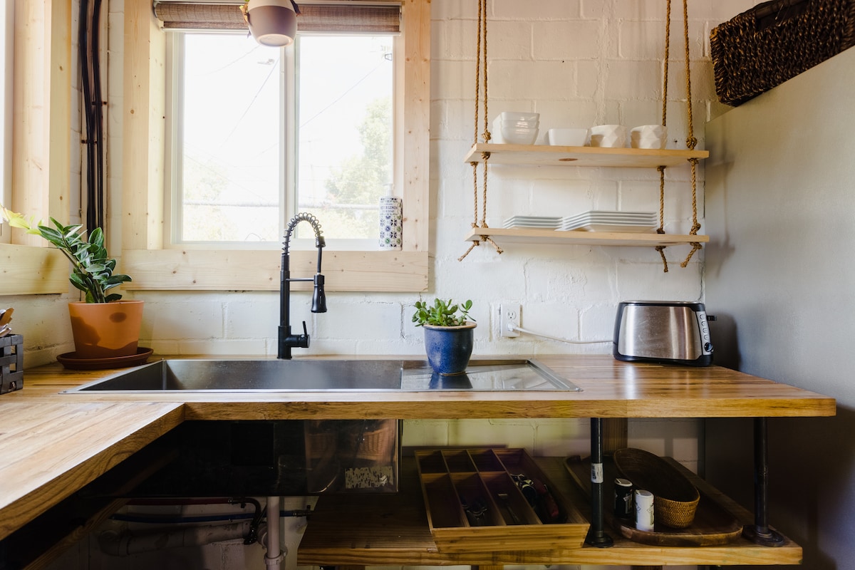 Urban Cottage  | Free Bikes | East Austin Stay
