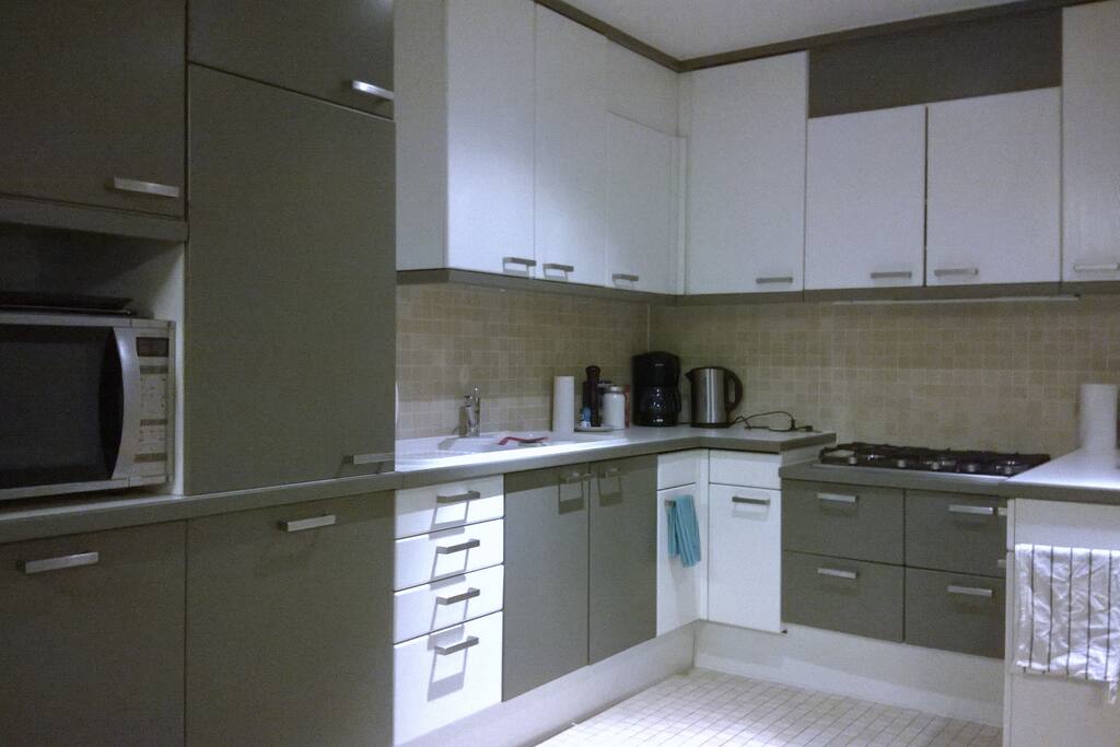 Fully equipped kitchen: dish washer/gas cooker with 5 burners/hot air oven-microwave-grill/fridge/freezer/coffeemaker