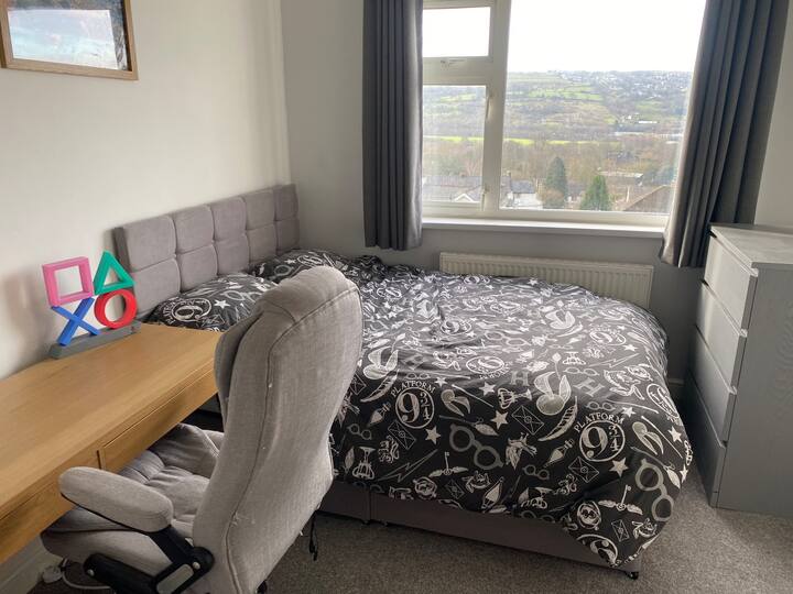 محطة عمل مكتبية كبيرة 