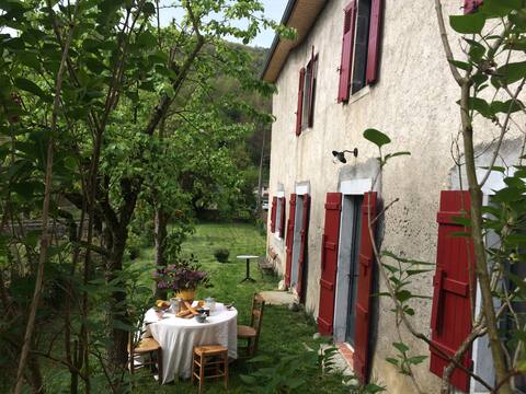 CHARM and COMFORT of a spacious house in Ossau