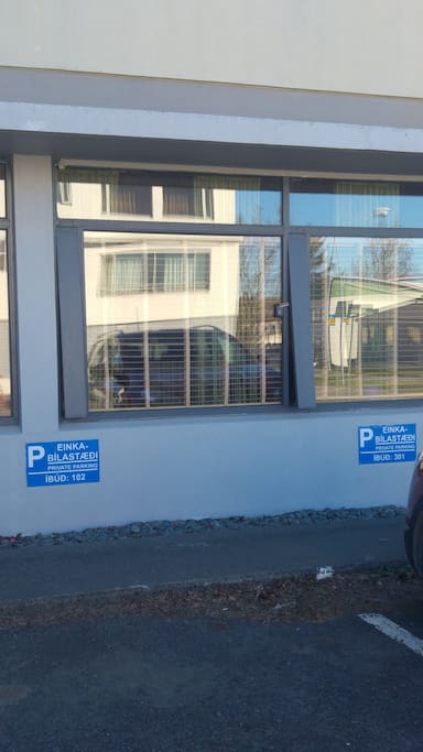 miejsce parkingowe i okna mieszkania