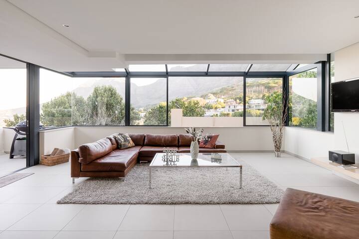 Sleek Apartment with Captivating Mountain Views