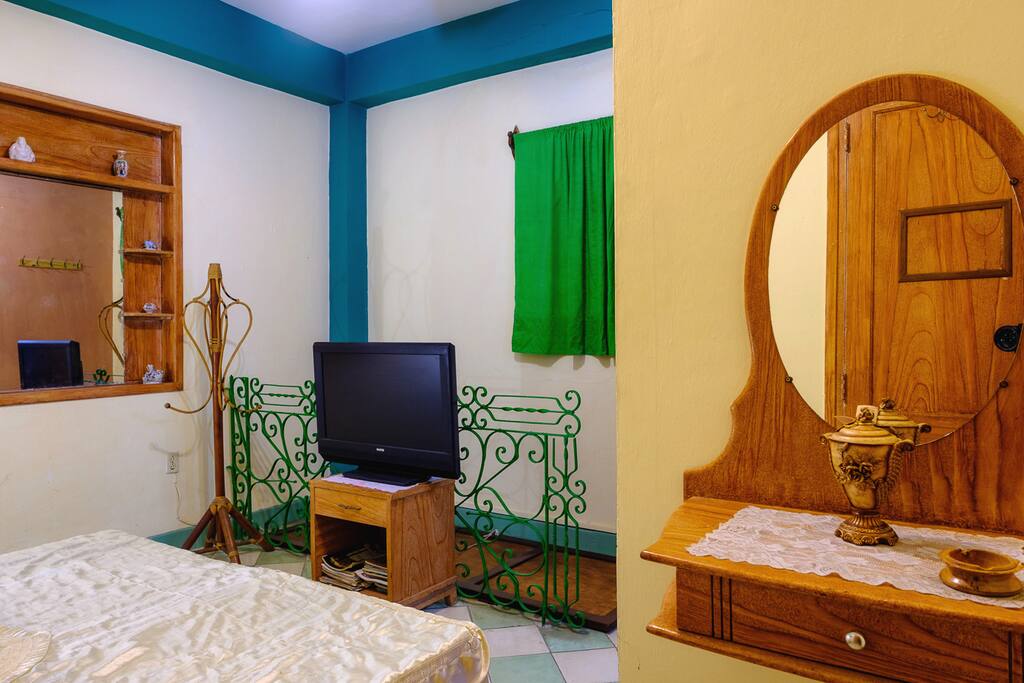 Habitación, espejos, TV digital