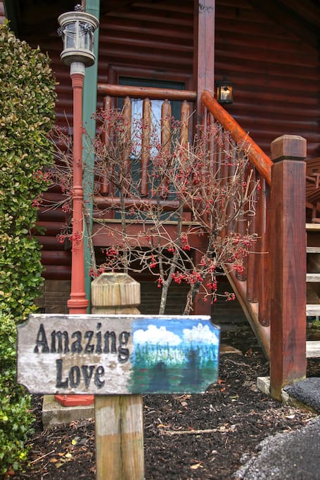 Come and see why we chose this cabin after looking for years .... it has privacy, security, an updated look, and is minutes from downtown Gatlinburg/National Park. As a bonus, you may also take back roads to Pigeon Forge from our location, avoiding traffic during the busy weeks!