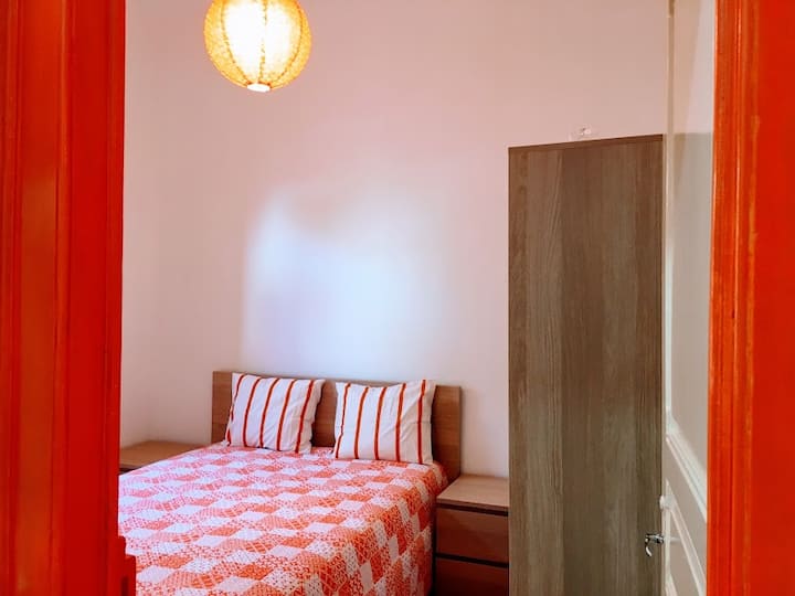 غرفة نوم 1 بسرير مزدوج وخزانة ملابس