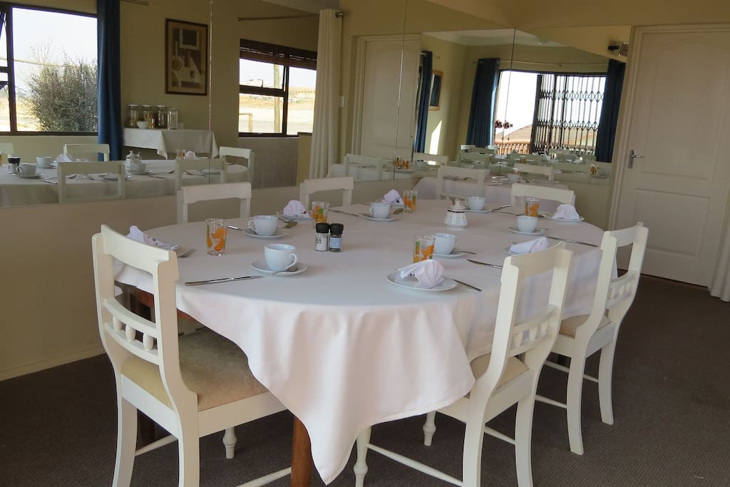 breakfast room seats 10 people