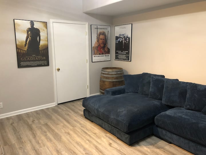 تأتي غرفة الأفلام (السرير 6 إذا لزم الأمر/ميرفي ) مجهزة بتلفزيون ذكي 70 