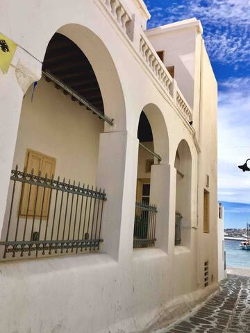Cambanis Mansion-Mykonos splendid old world charm gallery image 3