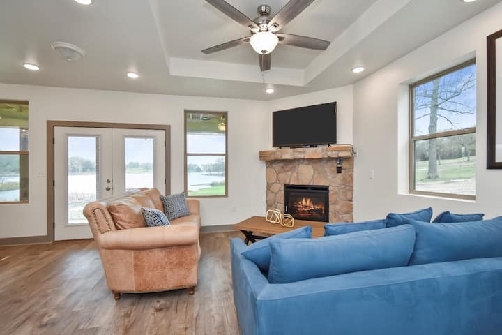 Dhoma e ndenjjes. Dritaret tani kanë grila.