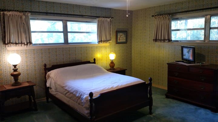 2号卧室，带独立卫生间！ 大量的日光或拉上窗帘睡觉！ 全尺寸床，配备平板电视。 