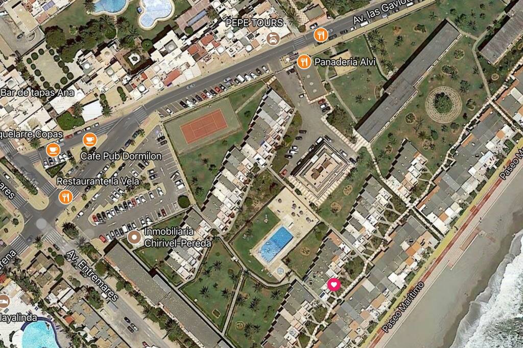 Localización del apartamento EN EL PUNTO DEL (CORAZON ), EN ROJO en segunda linea de playa en un recinto cerrado que se llama Club Tropicana en el centro de la urbanización.