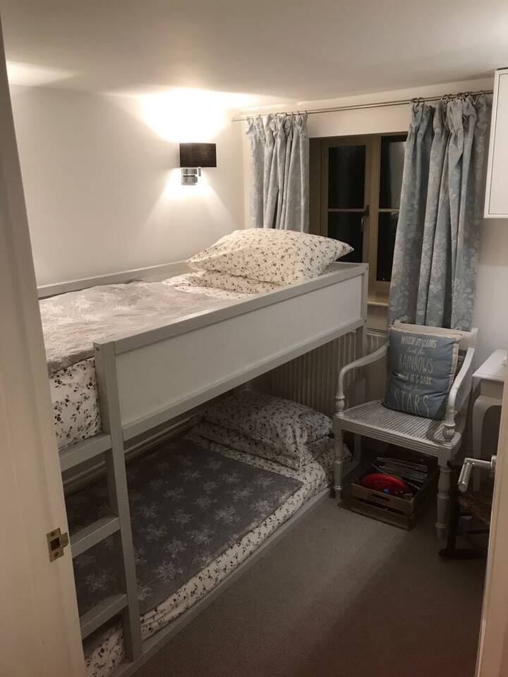 غرفة بطابقين في الطابق السفلي