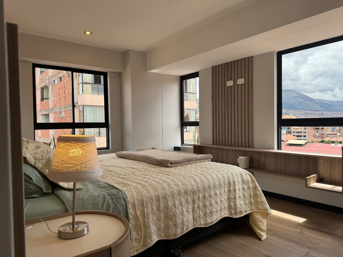 Glavna soba s iznimno udobnim bračnim krevetom, prekrasnim pogledom na grad i planine. Fotografija pred ugradnje zavjesa 