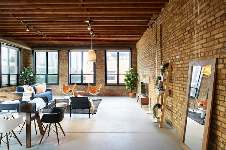Stunning Designer Loft in Fulton Market, Sleeps 24