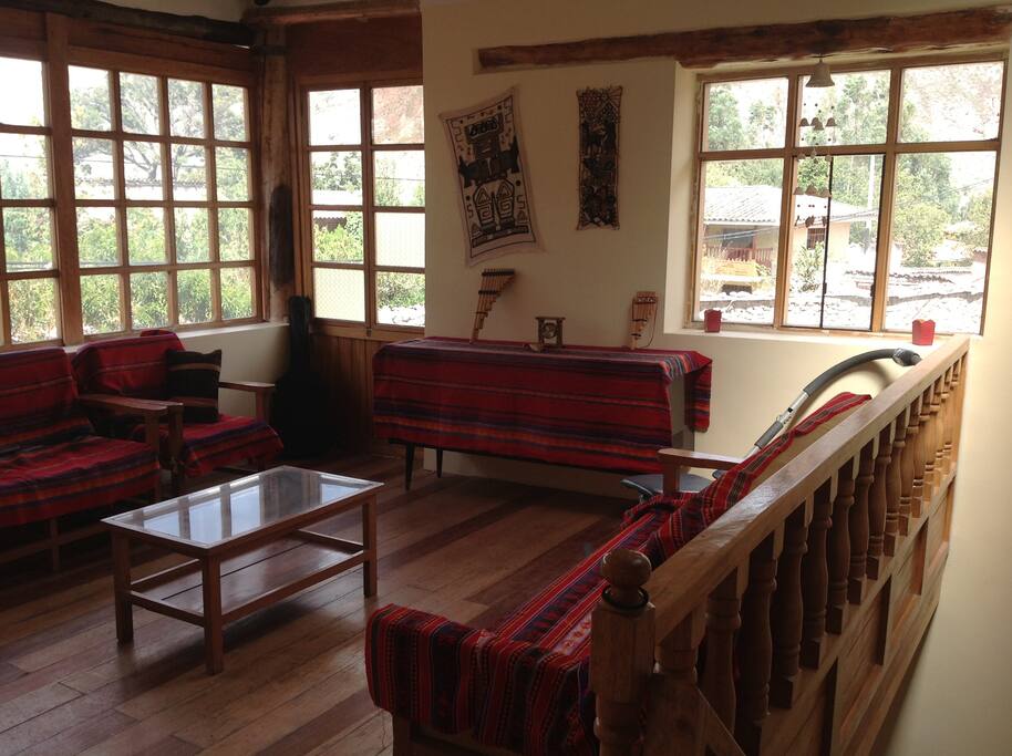 Nuestro hall, les ofrece un ambiente propicio para la lectura, una buena conversación, hacer o escuchar un poco de música o simplemente descansar.