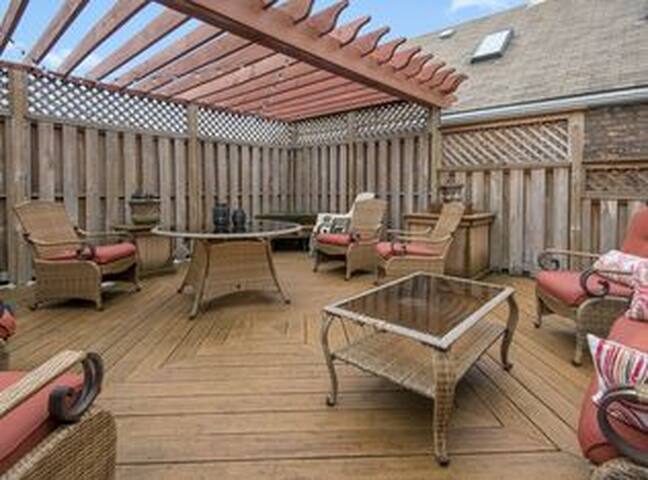 Beautiful Modern, large, 4BR/4BA Private Home gallery image 4