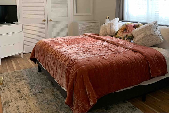 Cama tamaño king, ropa de cama nueva, televisor nuevo de 43 pulgadas, dos cómodas