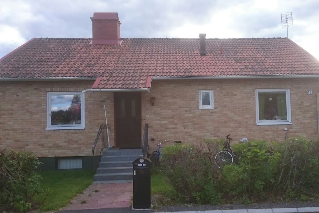 Husets framsida på sommaren.