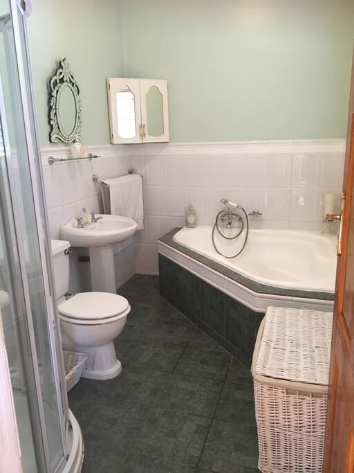 Ensuite Bath & Shower for Master Bedroom