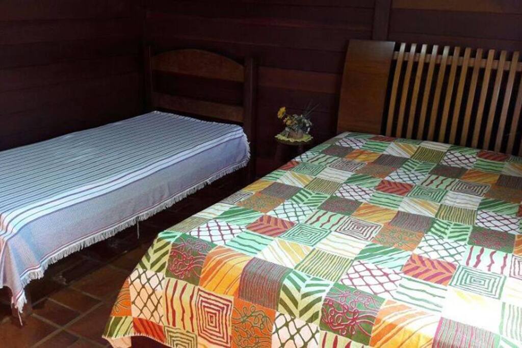 Quarto com Cama de Casal e Cama de Solteiro